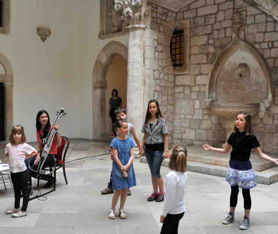 Ana Rucner i djeca Masline na probi u Knezevom dvoru 3