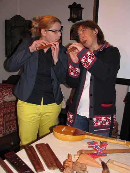 2 Lana i Romana sviraju jedinke ili frulice