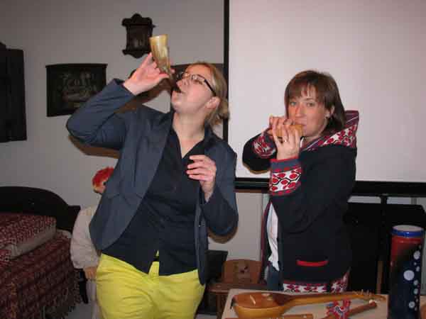 3 Lana svira rog a Romana okarinu