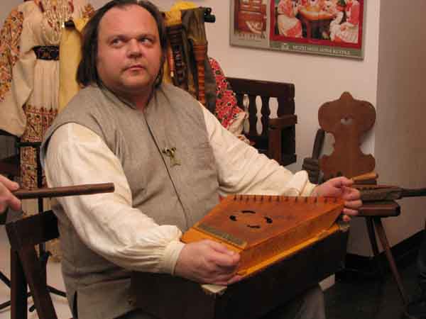 6 Latvijac svira instrument pretecu citre