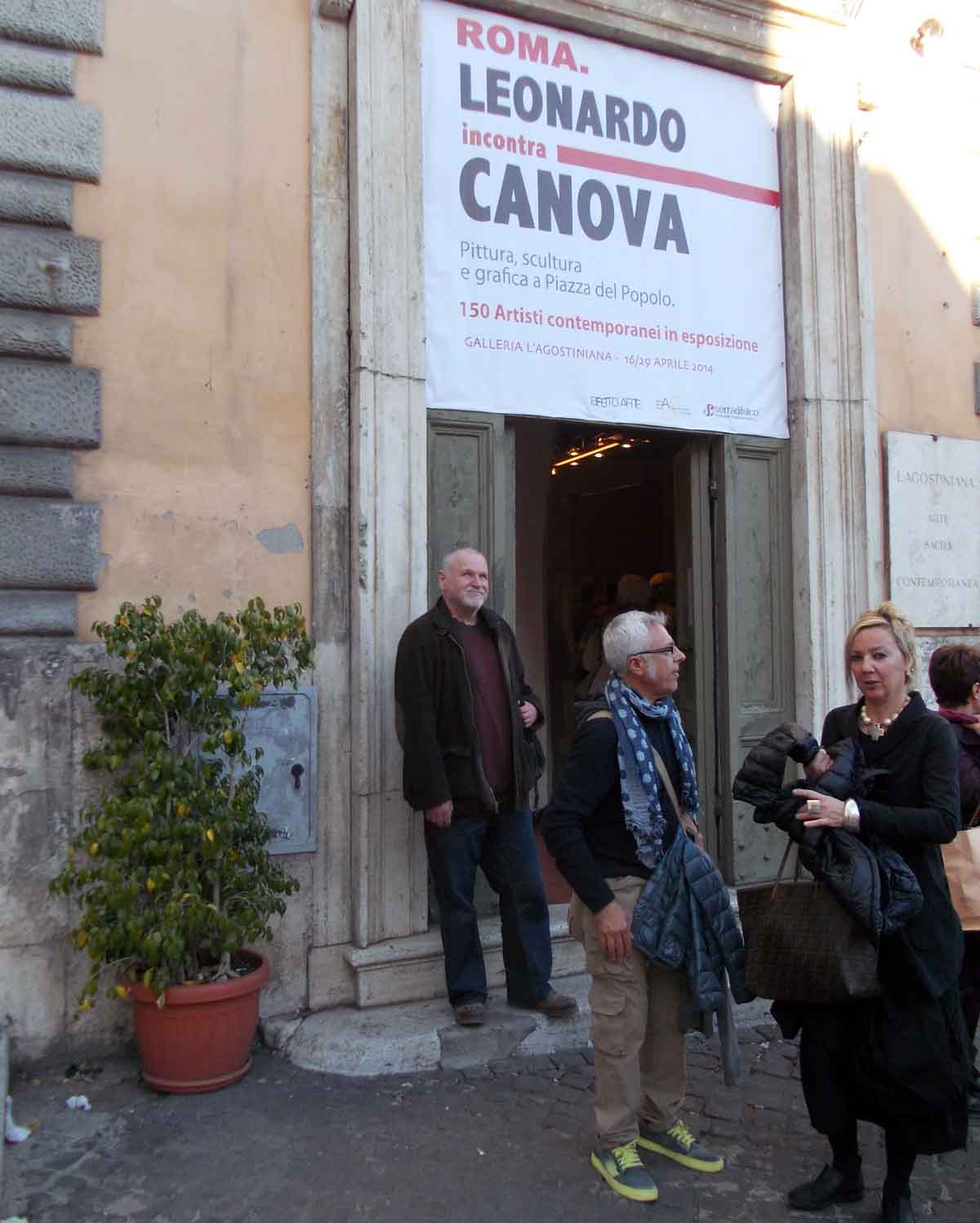 Ispred galerije LAgostiniana na Piazza Del Popolo u Rimu