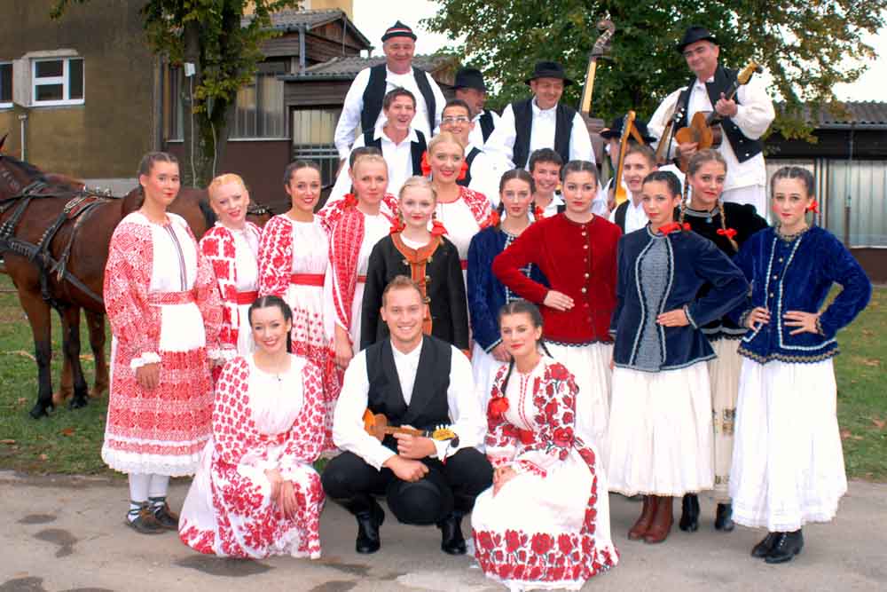 Voditelj-Ivan-Šikić-sa-plesačima-i-tamburašima