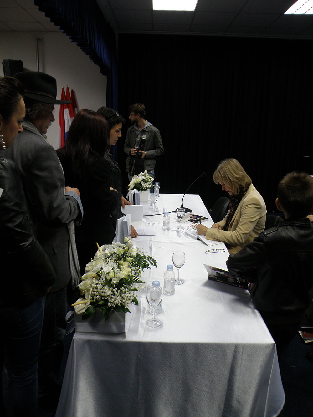 5 Potpisivanje knjige