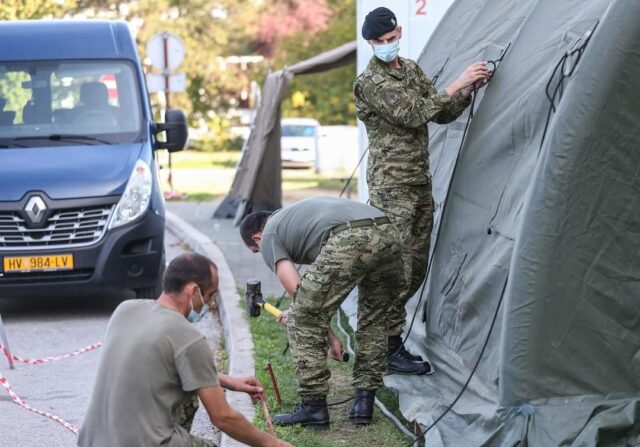 Hrvatska vojska postavila šatore ispred KBC a Zagreb