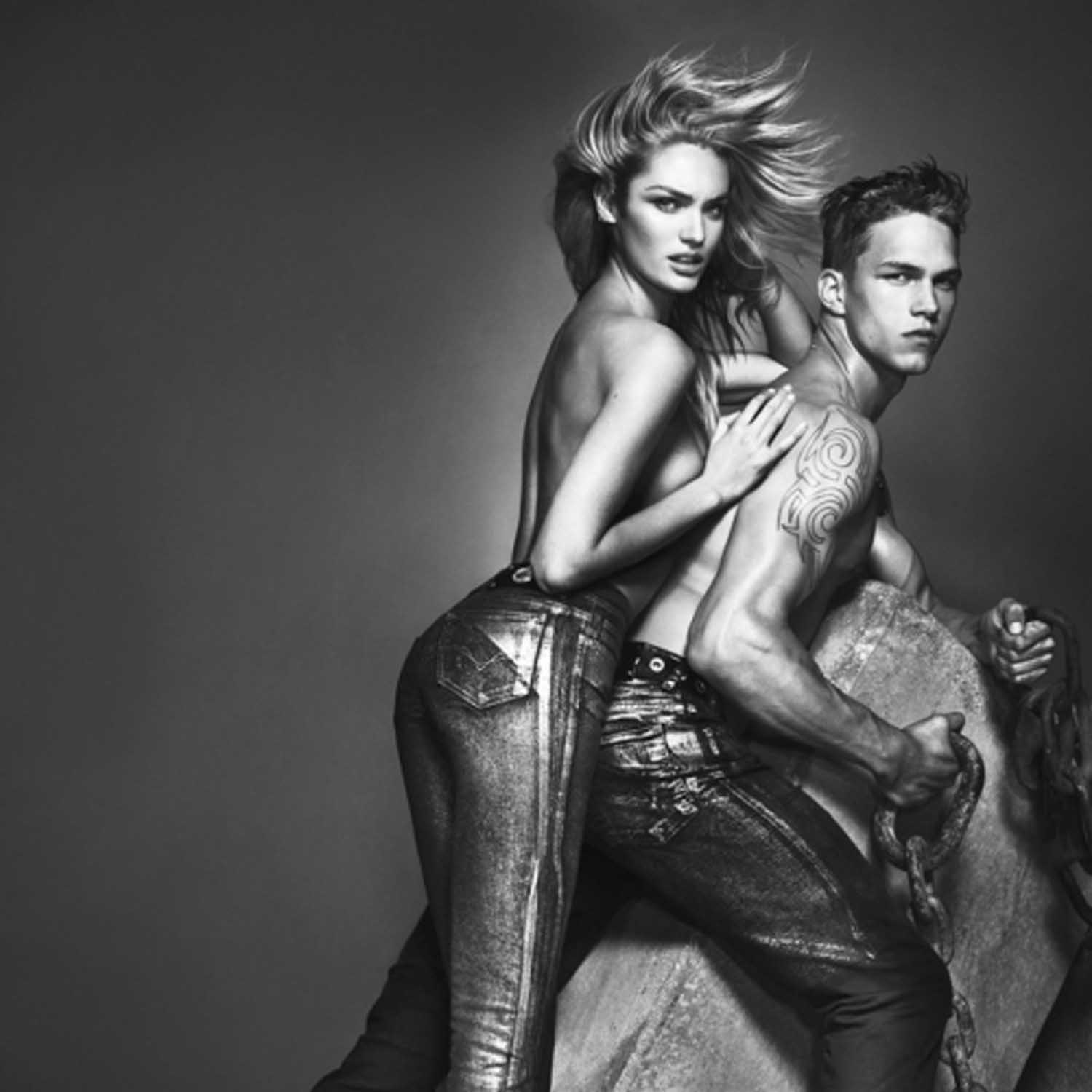 Victorijina anđelica Candice opet reklamira traperice u toplesu