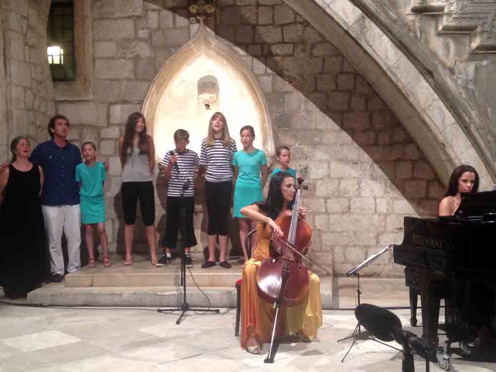 Ana Rucner i djeca Masline01