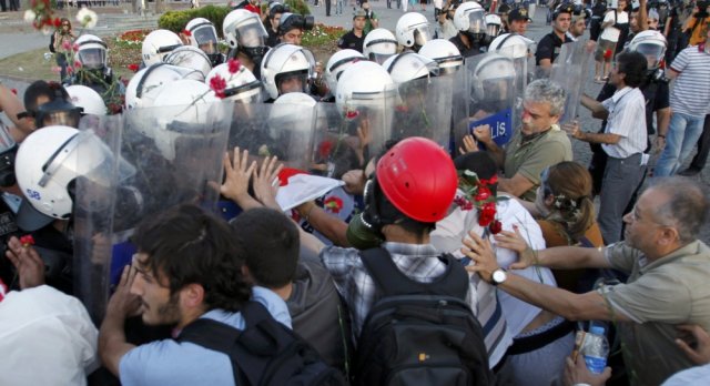 policija-prosvjednike-rastjerivala-vodenim-topovima