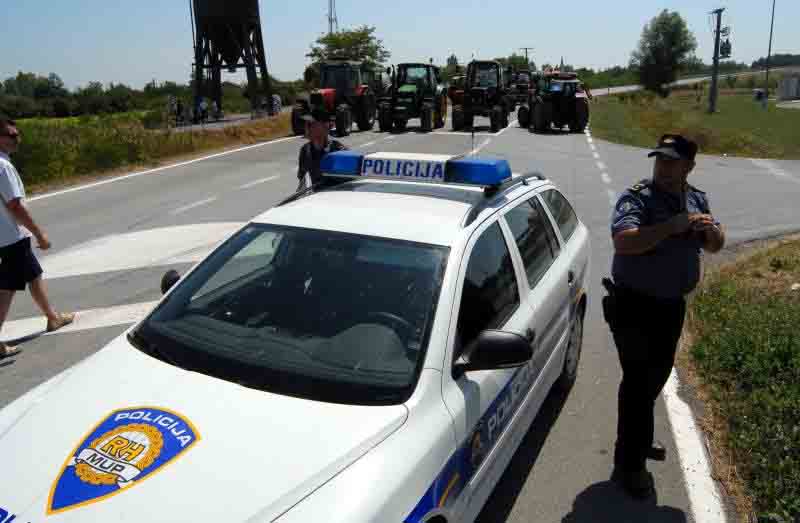 policija traktori PXL