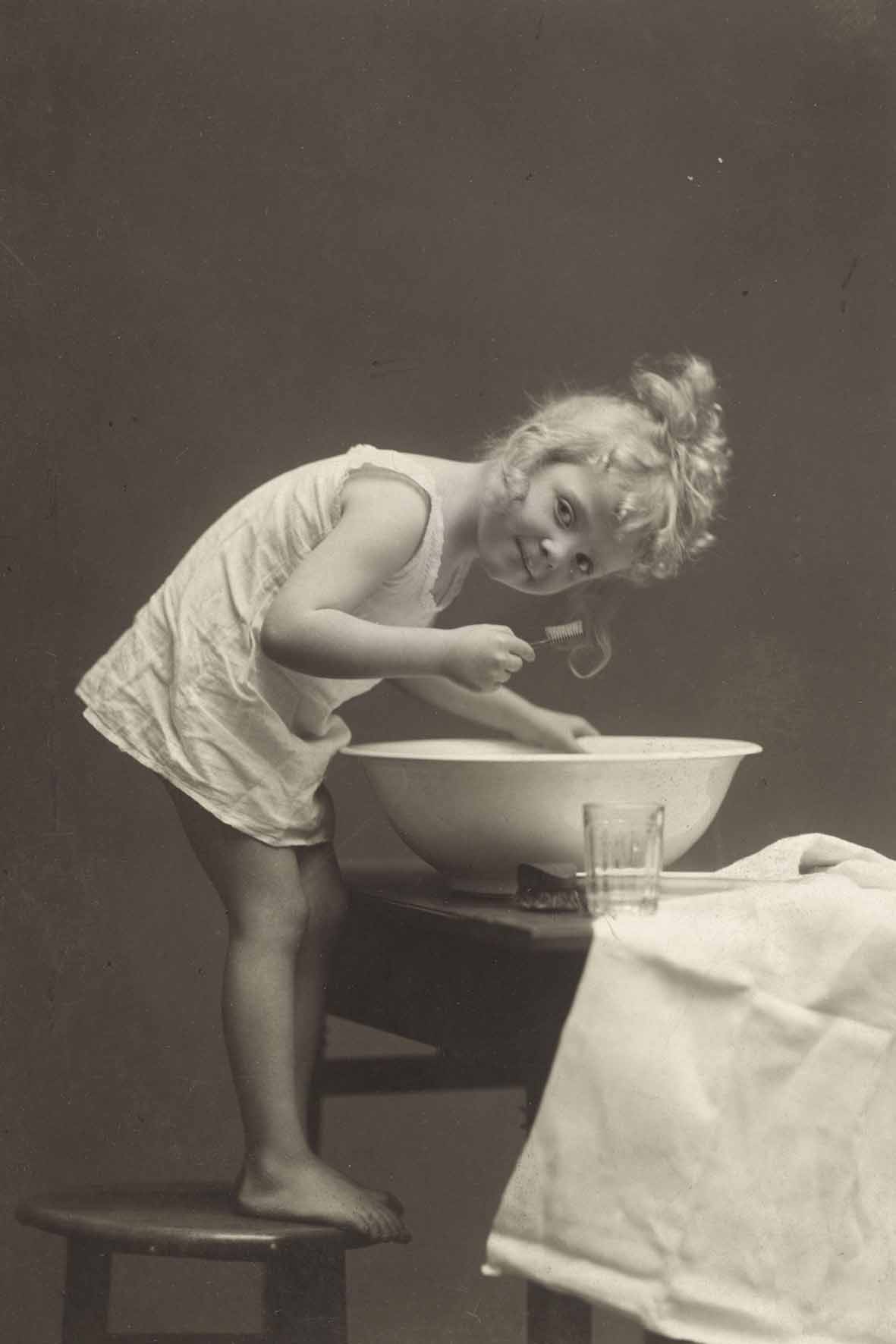 Djevojcica pere zube 1915