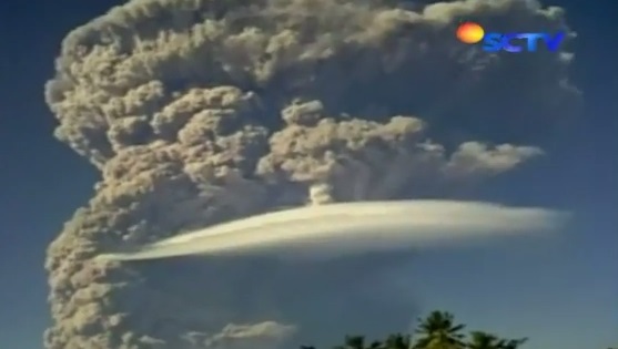 sangeang api erupcija