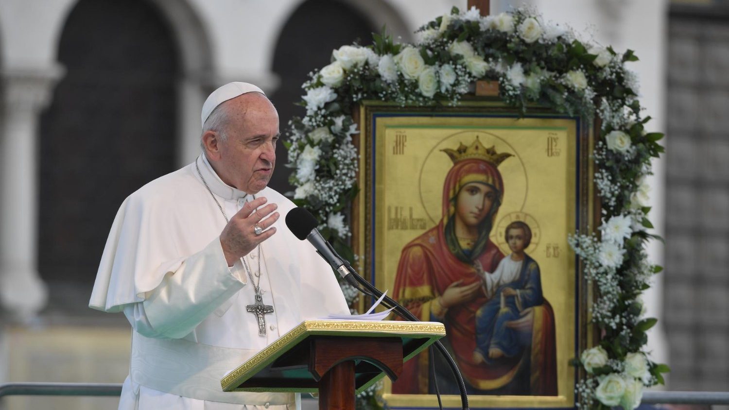 Papa-Franjo-predvodi-molitvu-Kraljice-neba-na-Trgu-sv.-Aleksandra-Nevskog-u-Sofiji.-Foto-Vatican-Media