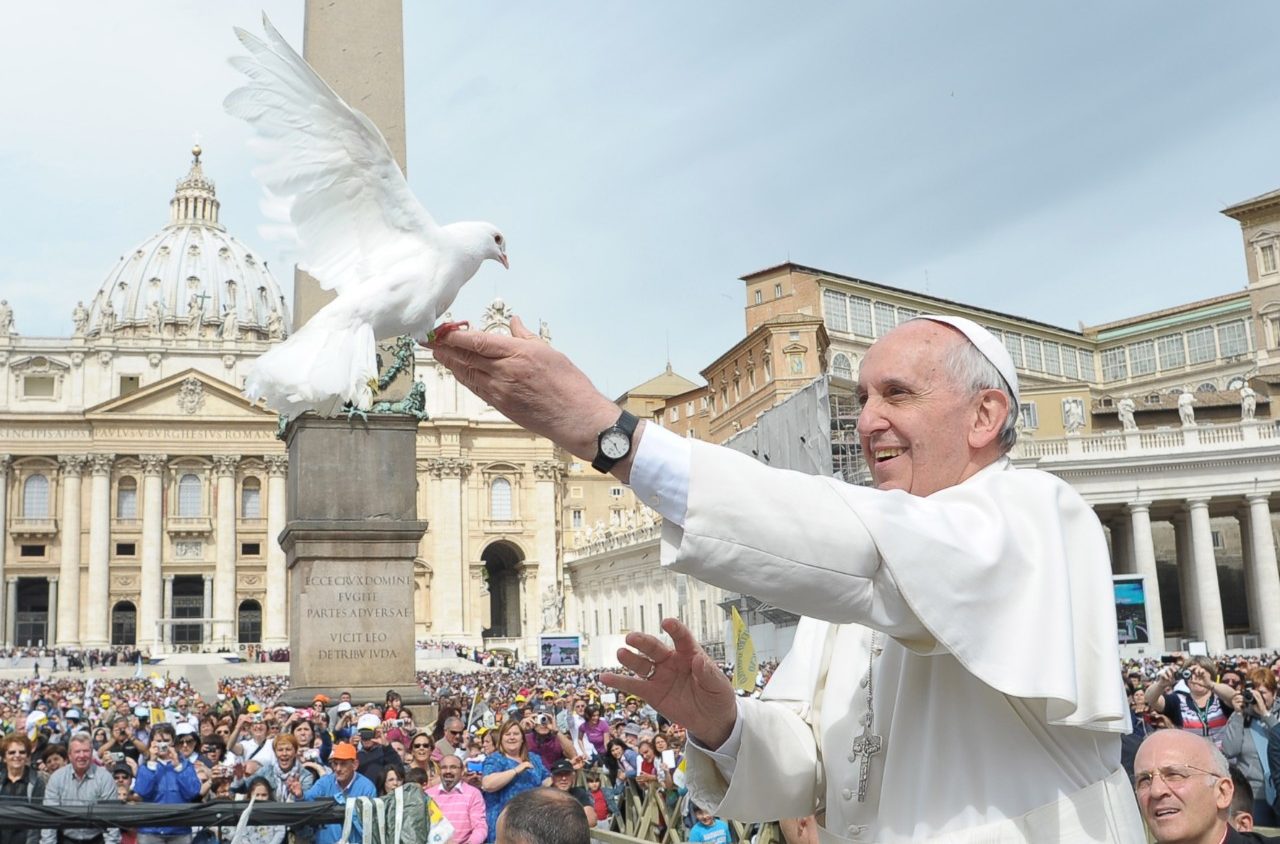 Papa pozvao na smirivanje napetosti u svijetu
