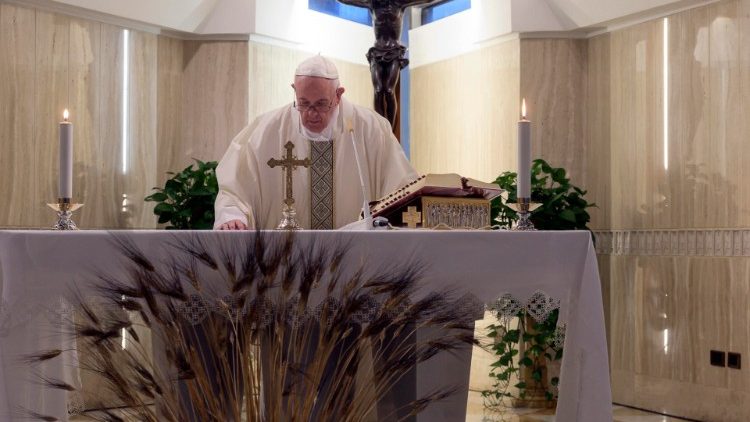 Papa molio za zdravstvene djelatnike