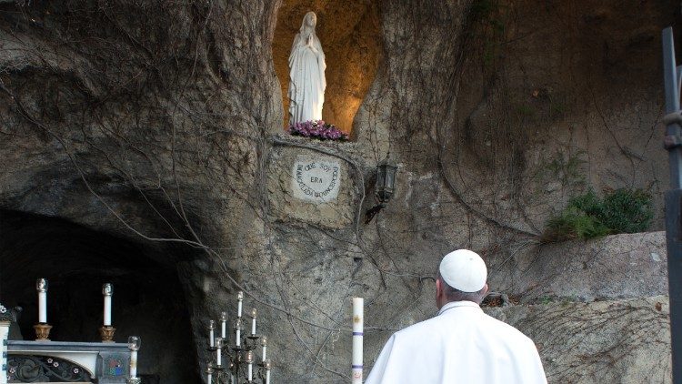 Papa Franjo i Majka Božja u Lurdskoj spilji u Vatikanskim vrtovima