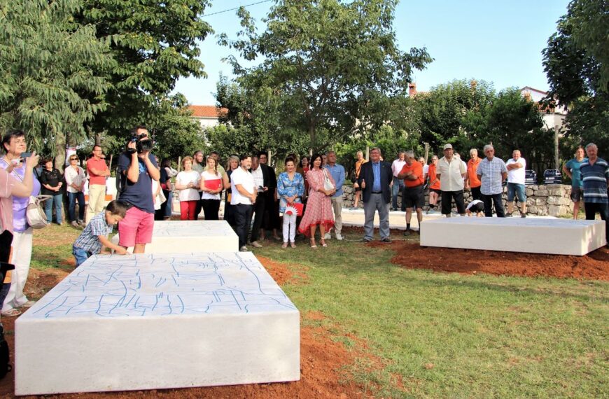 Otvorena Lungomare Art um. instalacija u Brseču – skulptura Potezi i rezovi