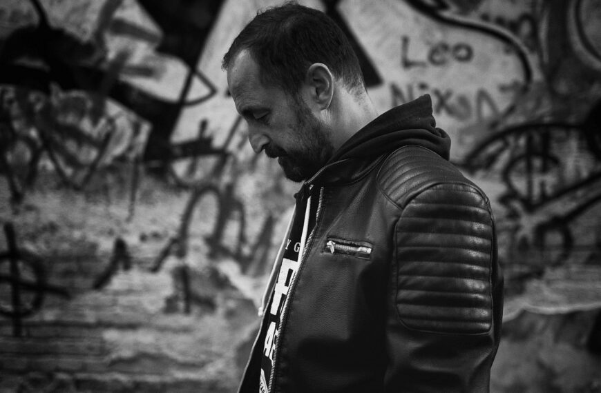 Kombinacija osvrta i razgovora o opusu reljefa Vitolda Košira