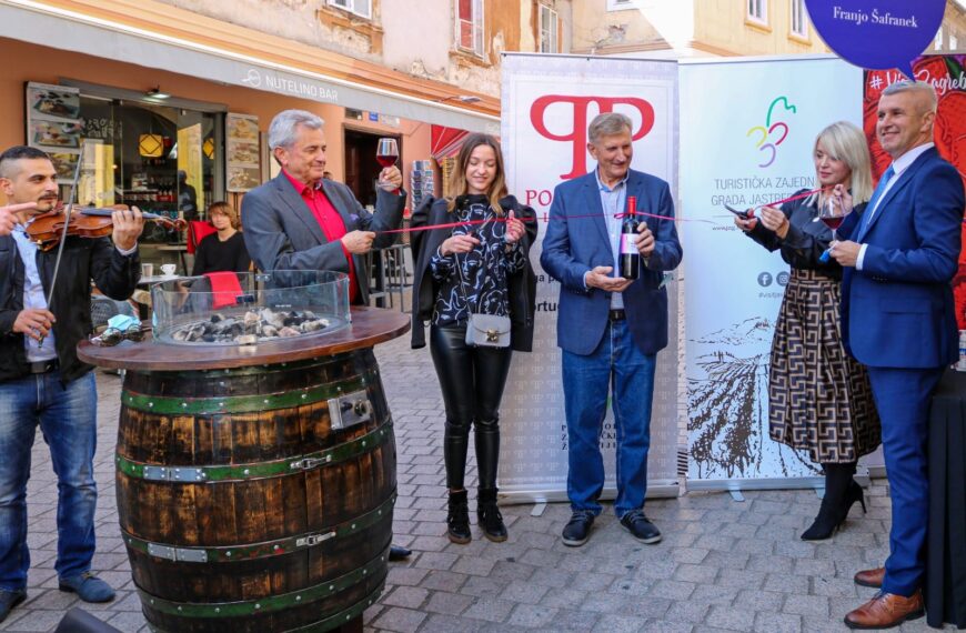 Otvorena prva butelja Portugisca Plešivica