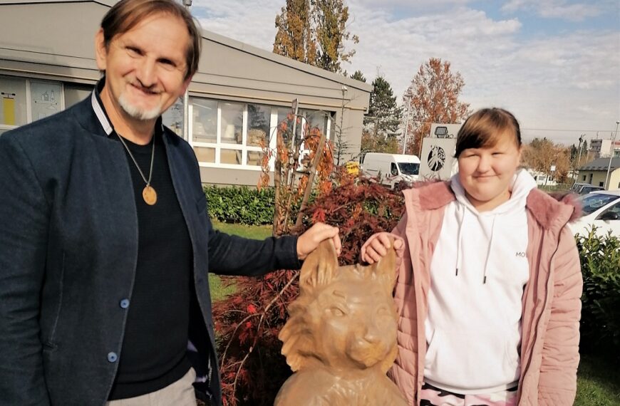 MAČAK LJUBI JE STIGAO KUĆI