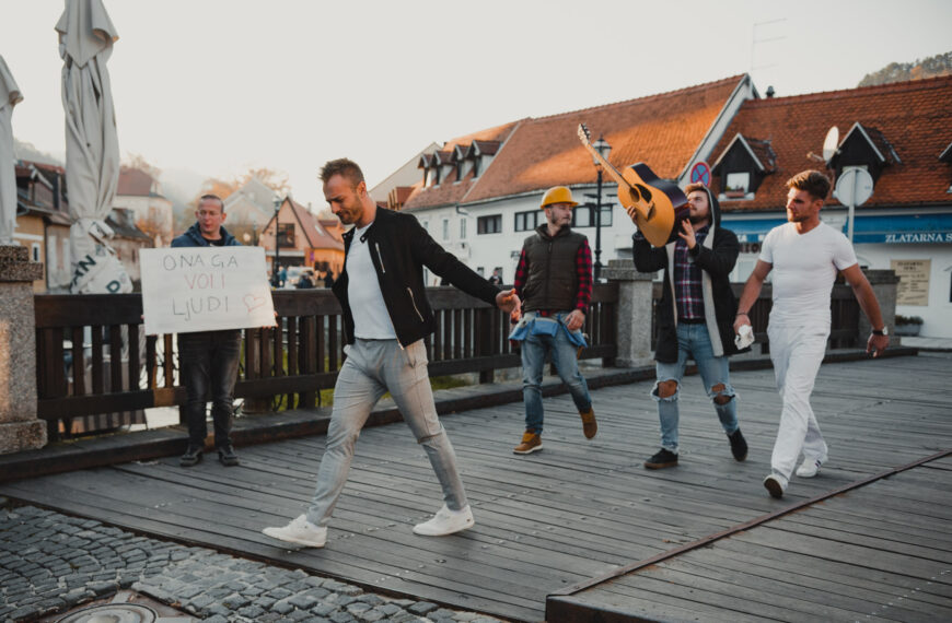 Zgodni momci rastjerali lošu energiju i poslali poruku ljubavi