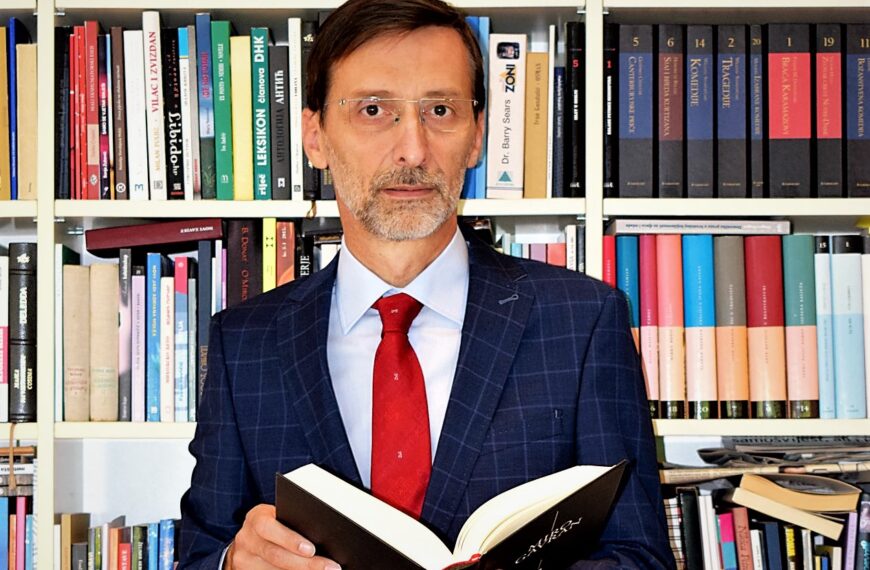 Razgovor sa najizvođenijim suvremenim hrvatskim piscem u zemlji i inozemstvu povodom njegove nove komedije “Na kavici u podne”, Mirom Gavranom