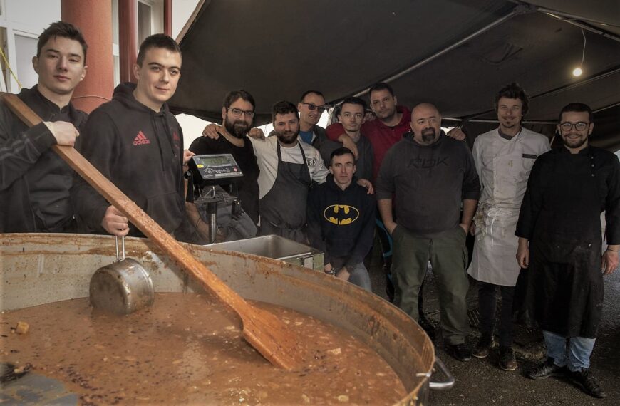 Bandić, Marić, jedan predstavnik stanara i pop