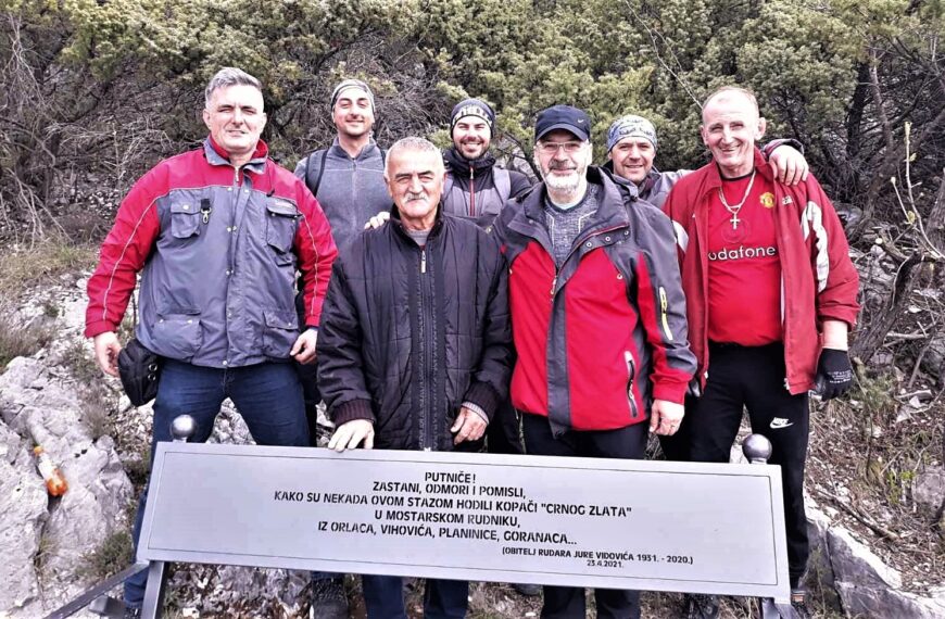 Ponad grada, divnoga Mostara • spomen-klupa njegovih rudara…