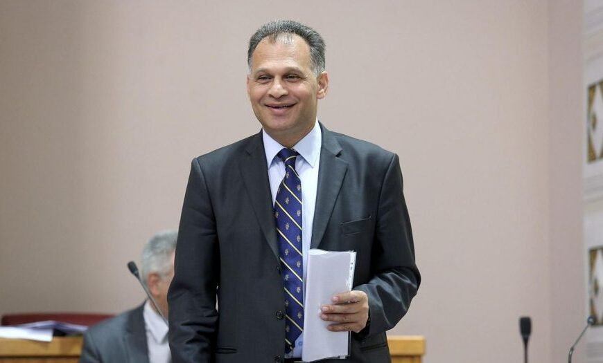 Dok Veljko Kajtazi obilježava Dan Roma neka Romkinja mu prosi po tramvaju