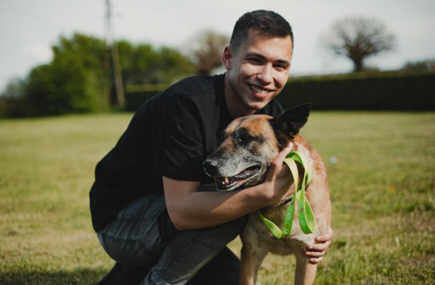 Malo im za sreću treba – zgodni pjevač na trenutak usrećio brojne napuštene psiće