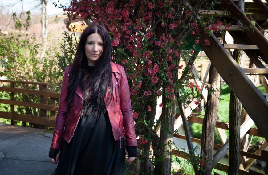 Kaj kmečiš, Jelena – pjesma je koja se poigrava sa stereotipima o ženama koje se bune