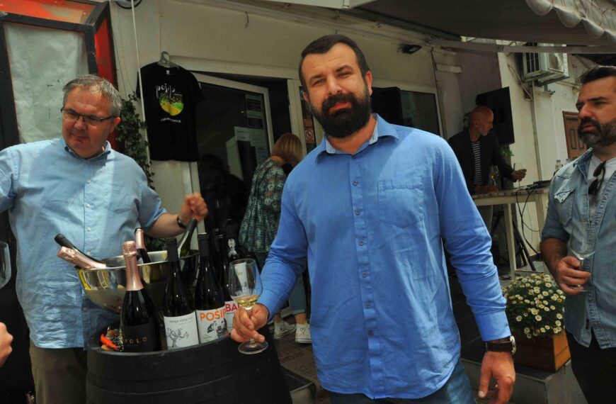 Testament i Black Island Winery