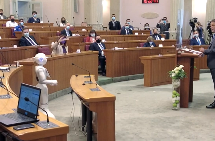 Robot Pepper, Miki buntovnik i medo Slovenac