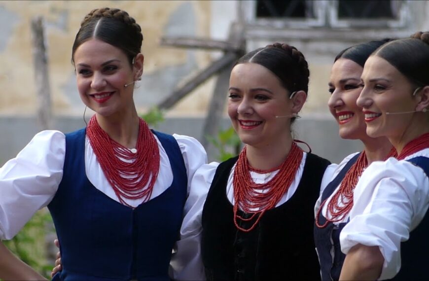 21. Međunarodni etno susreti u Bilju ispred dvorca princa Eugena Savojskog