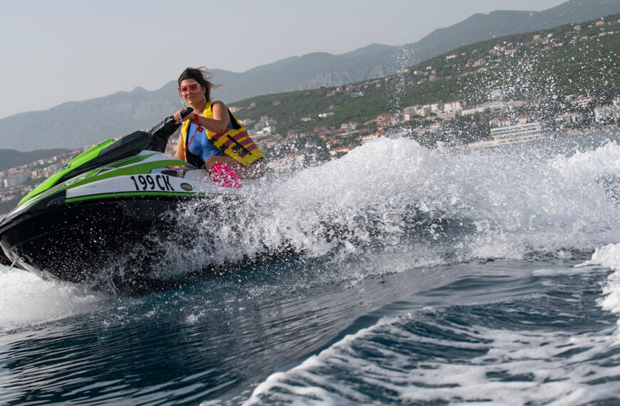 Pogledajte kako jedna od najzgodnijih pjevačica roni, vozi jet ski, radi akrobacije na motoru