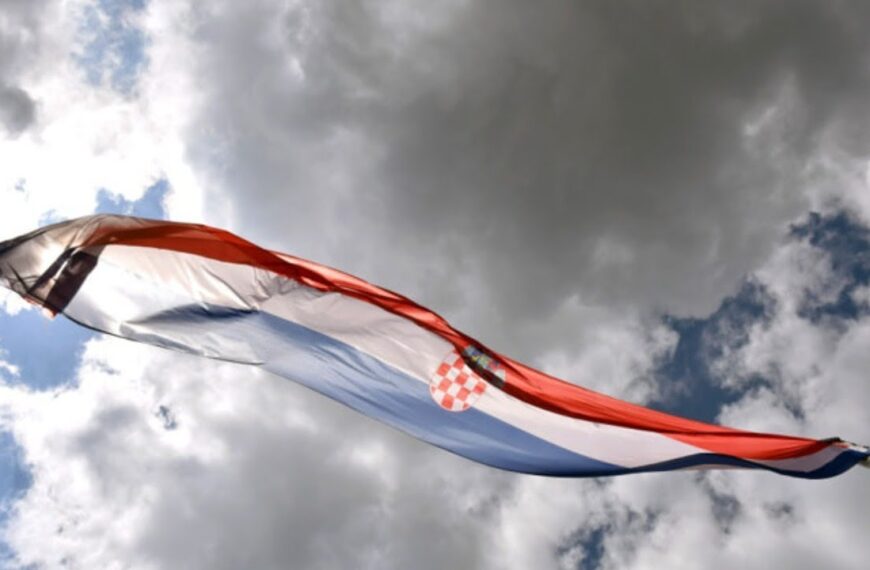 Knin, pobjeda, svečanost i moralno pitanje