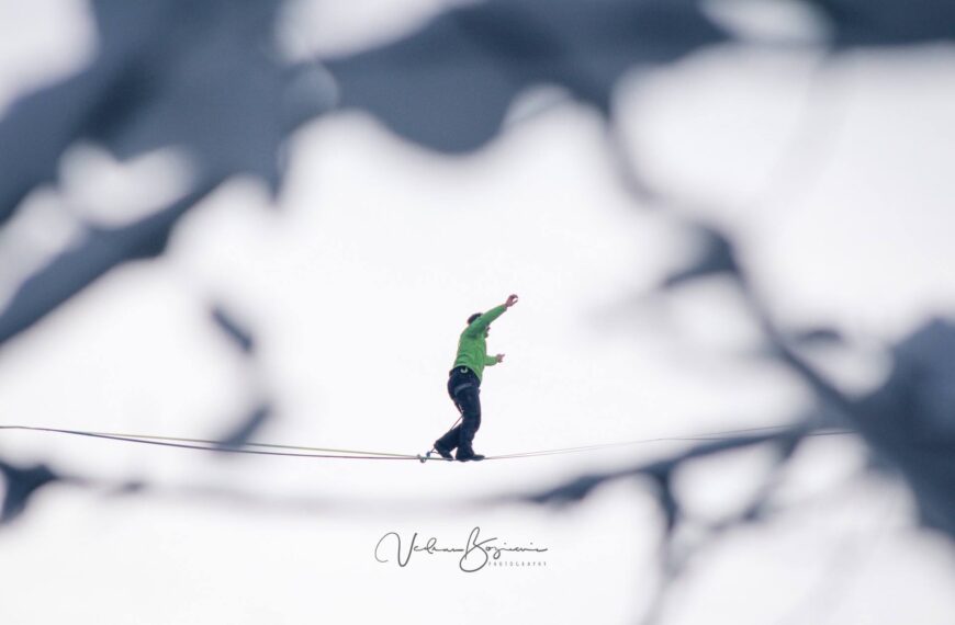 Slunjanin Darko Matešić hodajući po sajli iznad Korane prava je atrakcija za turiste