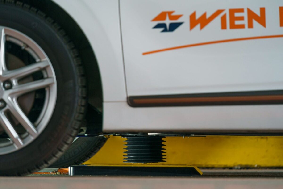 Priključak na donjoj strani vozila spaja se na ploču za punjenje © Wien Energie_Christian Hofer