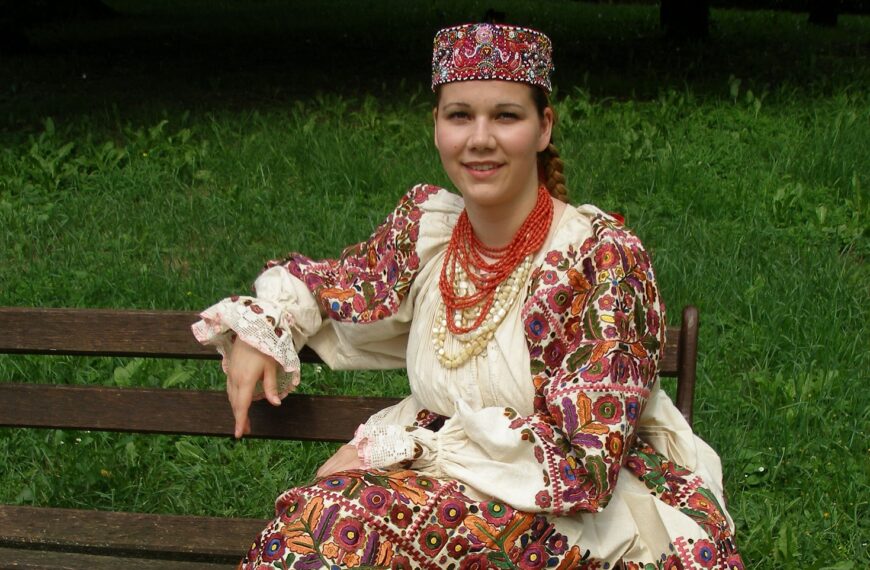 Tradicija i umjetnost / tkanje, vezovi, boje i ornamenti, autorice i etnologinje Slavice Moslavac