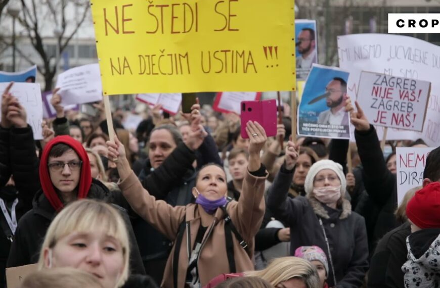 Roditelji odgojitelji pjevaju Sude mi na prosvjedu ispred Gradskog poglavarstva