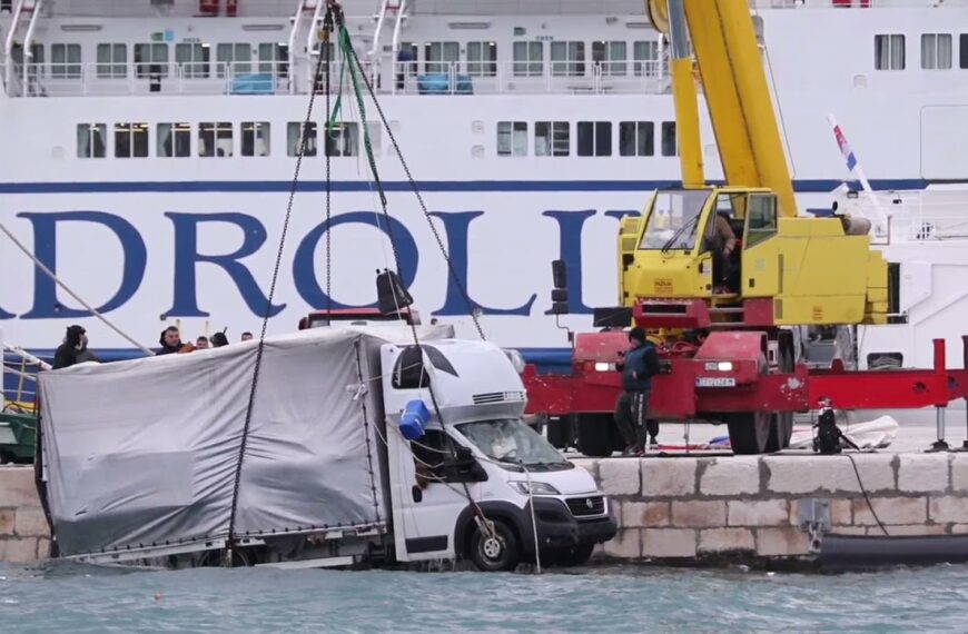 Izvlačenje kamiona koji je upao u more u splitskoj trajektnoj luci: ‘Nikoga nije bilo u vozilu