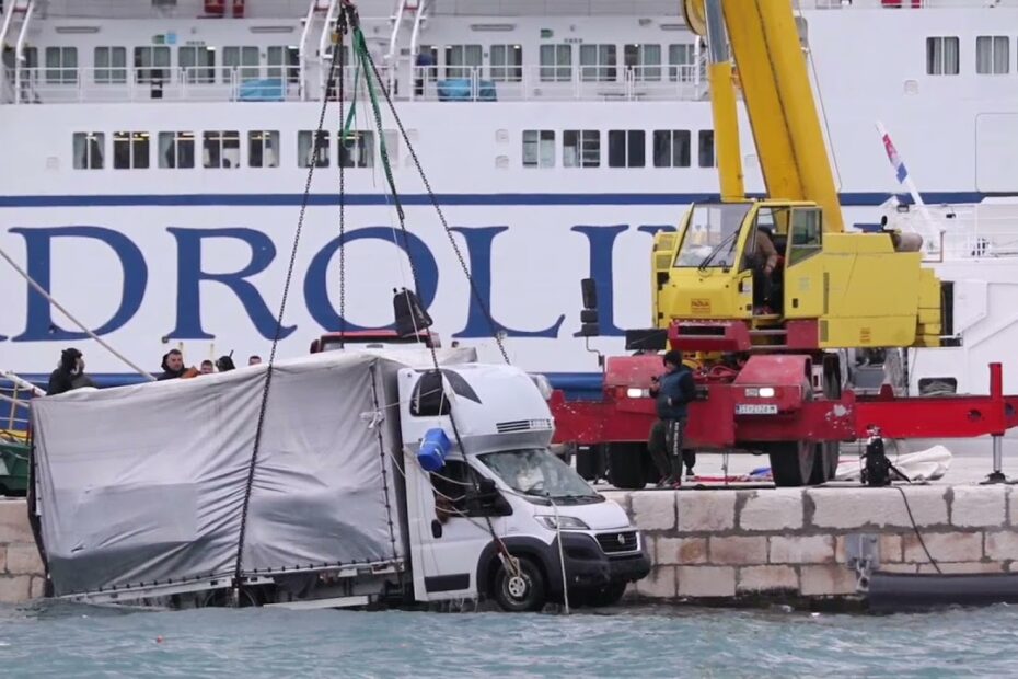 Izvlačenje Kamiona Koji Je Upao U More U Splitskoj Trajektnoj Luci: ‘nikoga Nije Bilo U Vozilu
