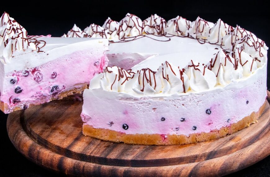 Slatko i kiselo – torta s jogurtom i bobicama, bez pečenja!