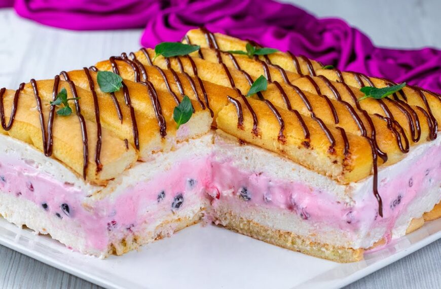 Kolač sa spužvastim prstima i bobicama, bez uporabe pećnice