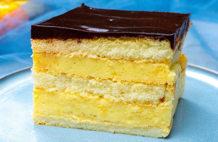 Kolač bez pečenja od spužvastih prstiju i slastičarske kreme. Najbolji recept!