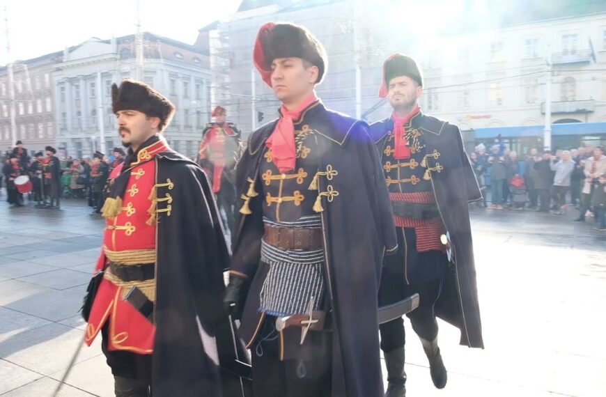 Održana tradicionalna Smjena straže i postrojavanje Kravat pukovnije