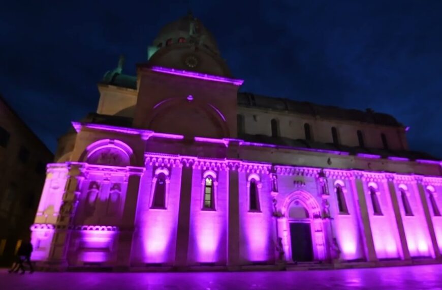 Ljubičasto osvijetljena katedrala sv. Jakova