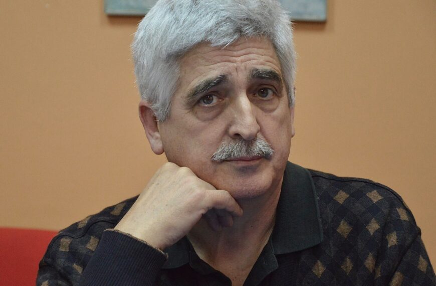 MALI ŽENSKO-MUŠKI RAZGOVORI S PJESNIKOM MILODAROM TOMLJENOVIĆEM