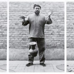 Ai Weiwei, „dropping A Han Dynasty Urn“, 1995. © Ai Weiwei