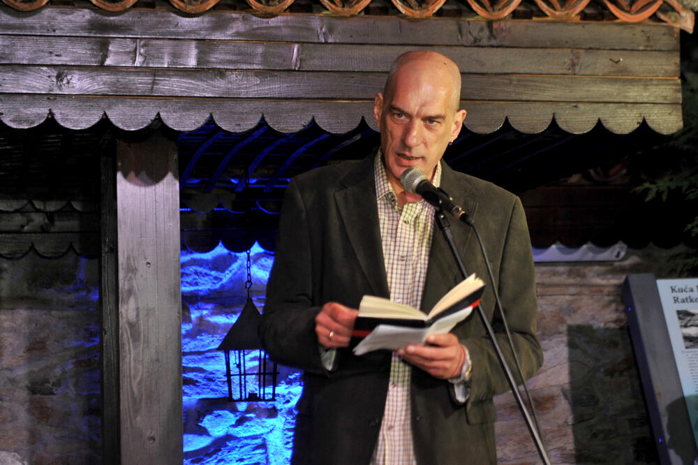 Balša Brković kao lauretat Ratkovićevih večeri poezije