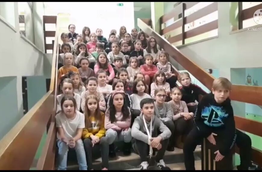 Mali zbor OŠ Josipa Antuna Ćolnića izvodi antiratnu pjesmu Đorđa Balaševića