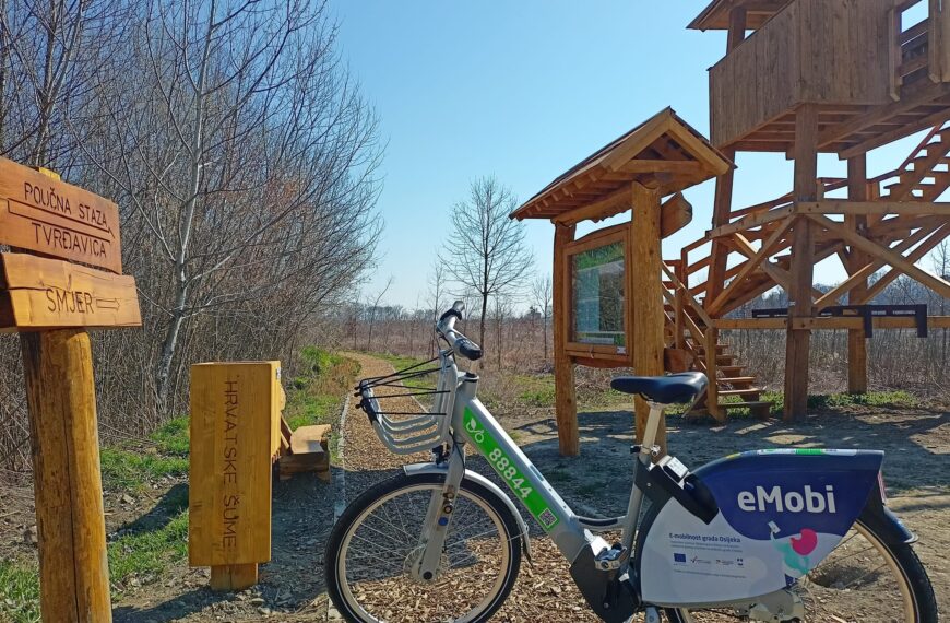 Poučna staza Tvrđavica u šumici između pješačkog mosta i RC-a Copacabana